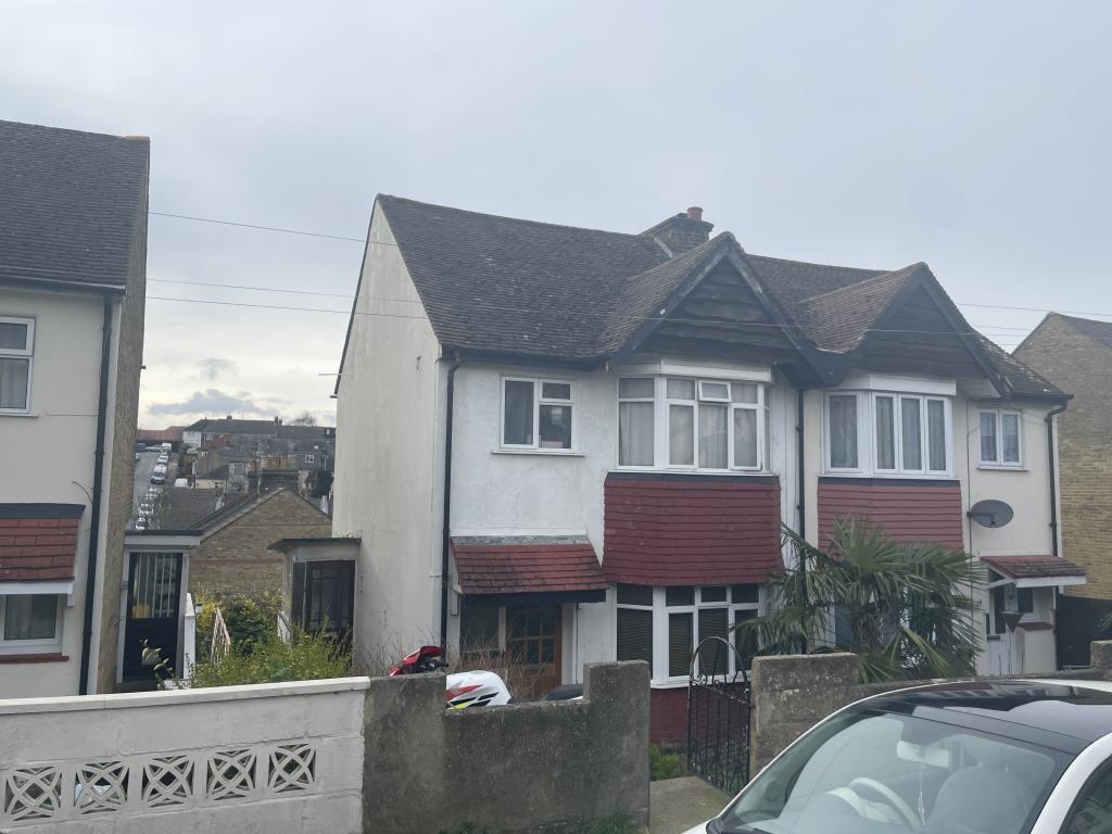 Lot: 113 - HOUSE FOR INVESTMENT IN NEED OF IMPROVEMENT - view of front of house for investment